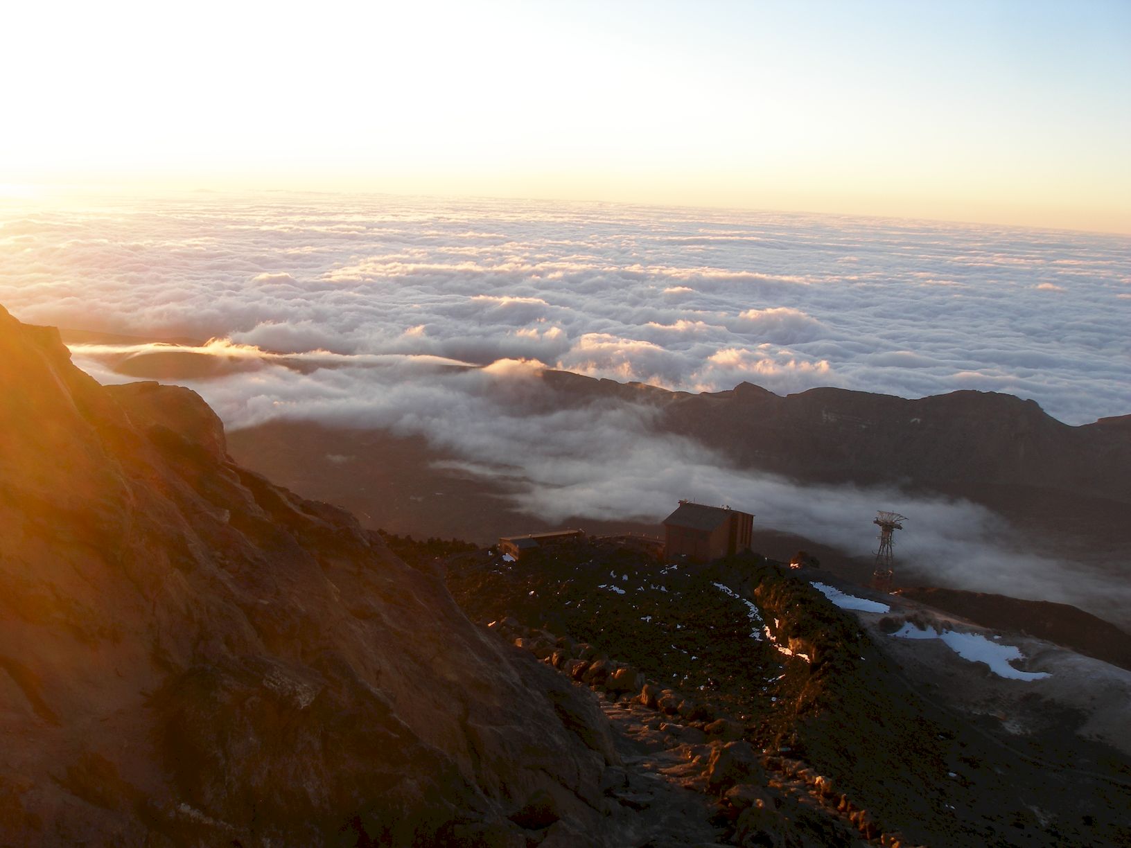 18040718Bergstation im Morgenlicht low